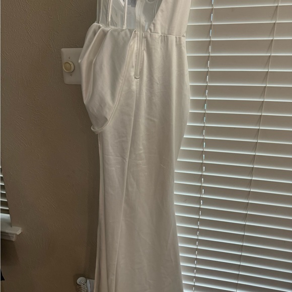 Beautiful white corset gown - Picture 6 of 10